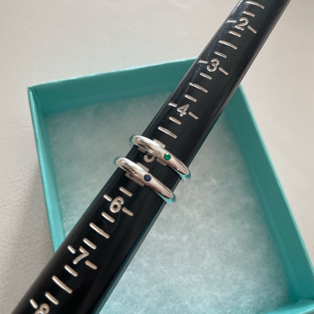 Tiffany & Co. Silver Ring with Green Gemstone - Picture 3 of 6
